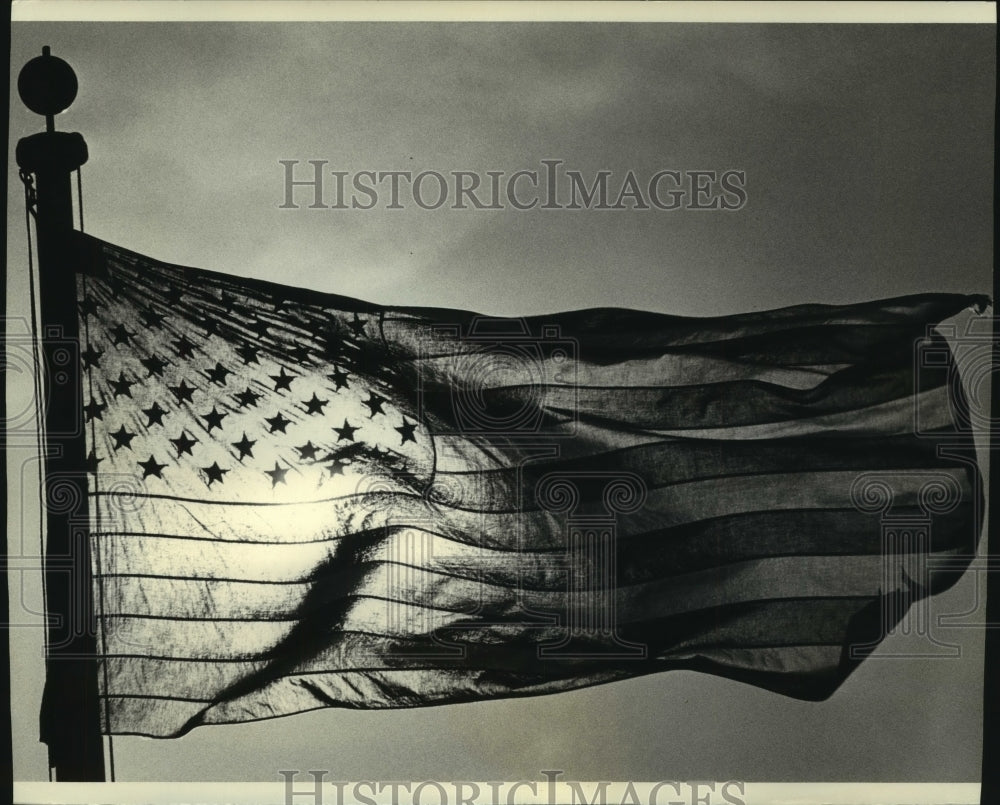 1976 Press Photo Old Glory over the Eisenhower Museum, Abilene, Kansas - Historic Images