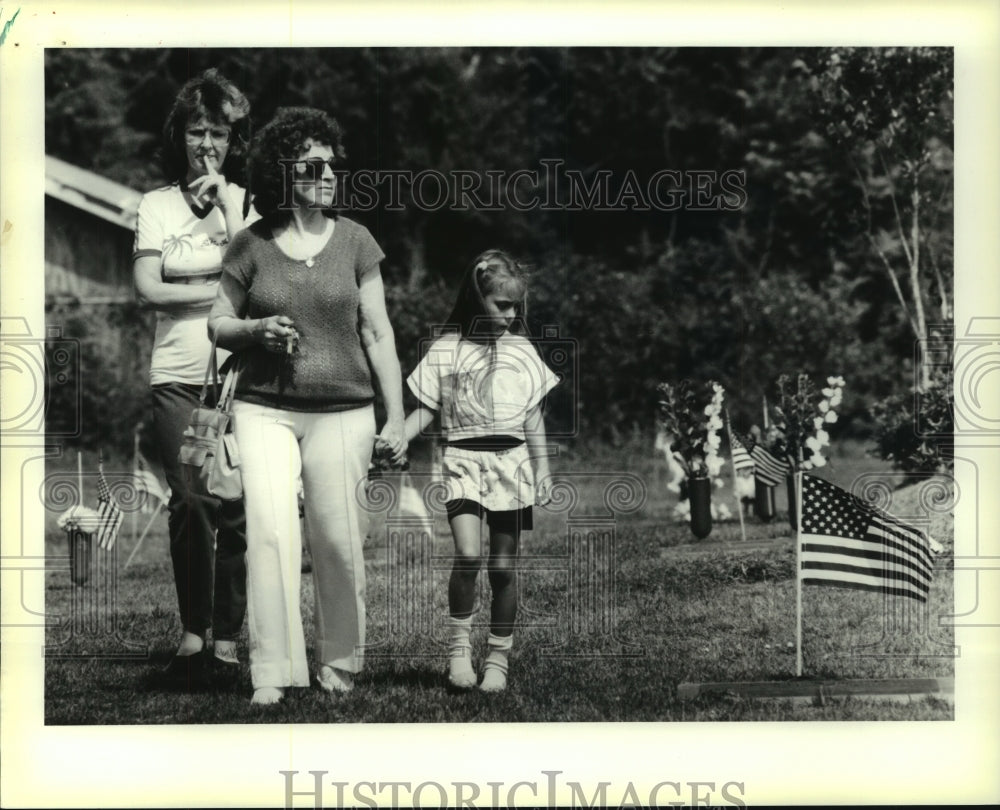 1990 Press Photo Restlaw Park Cemetery in Avondale-flag decorations on Flag Day - Historic Images