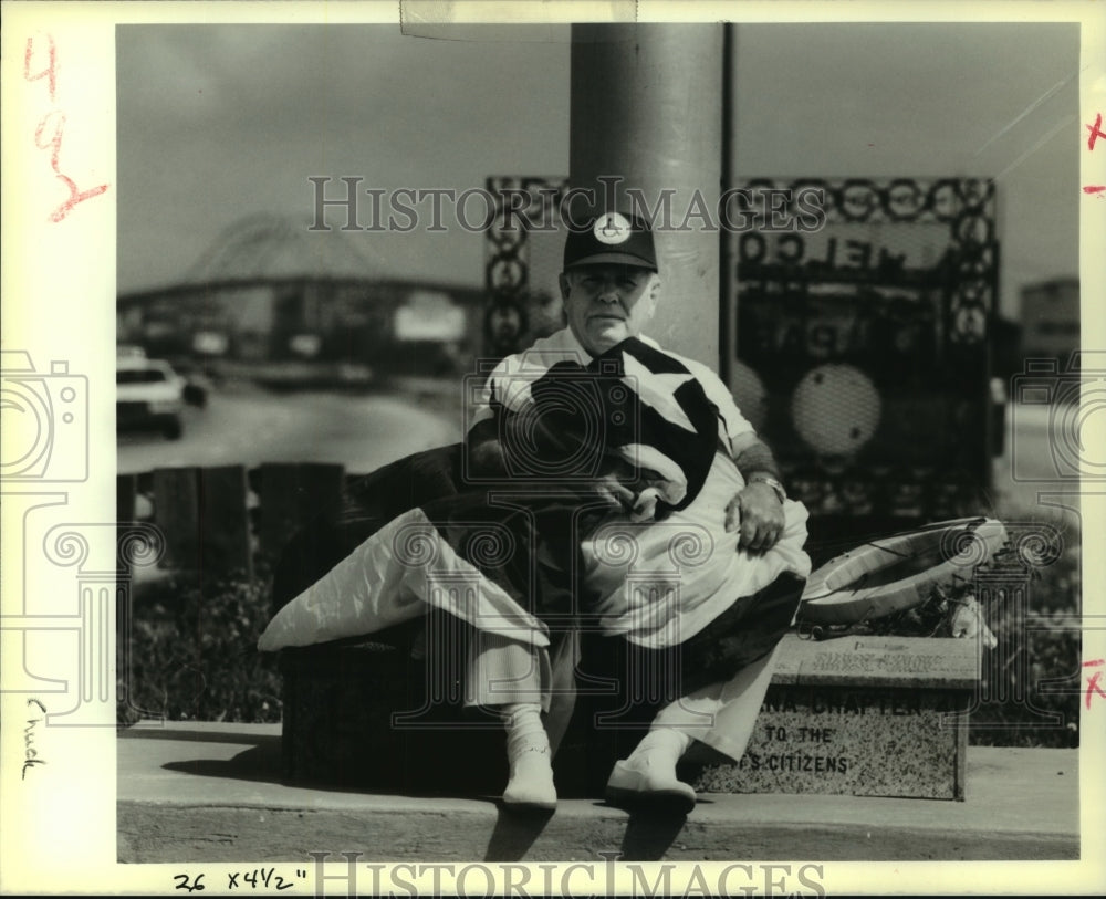 1989 Press Photo Joseph Moity of the Disabled Veterans of Louisiana, holds flag - Historic Images