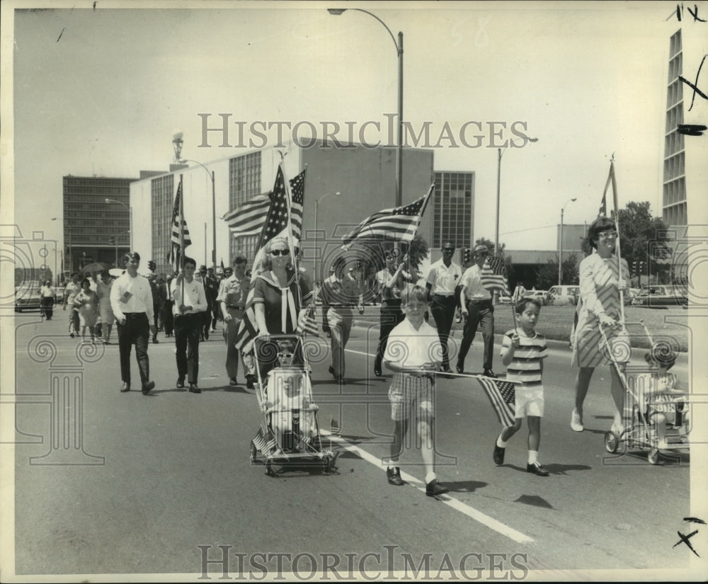 1988 Press Photo Young Patriots join elders in the downtown parade. - Historic Images