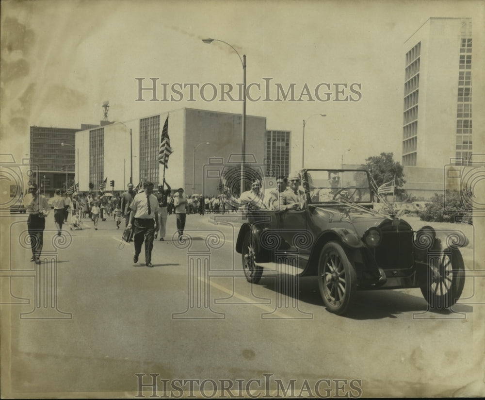 1968 Press Photo Annual Flag Day Parade. Old cars carry dignitaries. - nob06983 - Historic Images