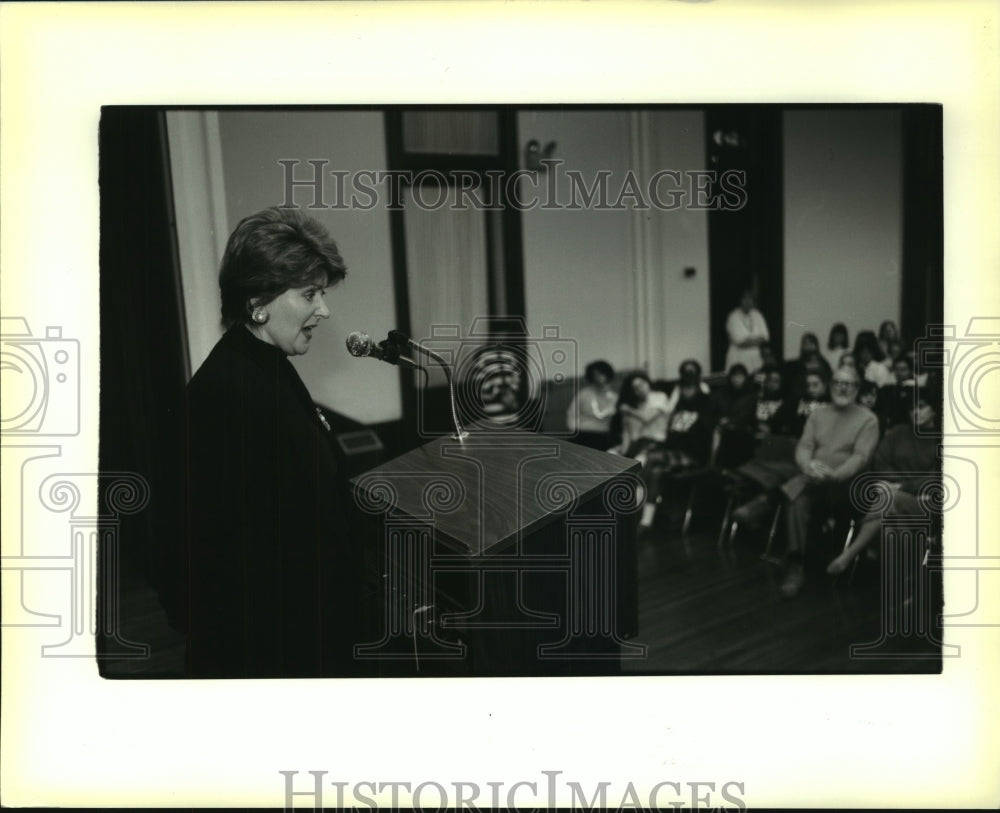 1992 Press Photo Fannie Flagg talks about her book turned into movie - Historic Images