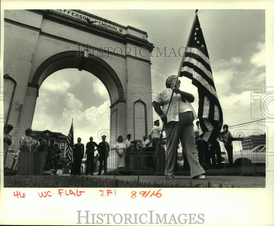 1987 Press Photo New Orleans - Vivian Bourgeois with Congress Flag on Flag Day - Historic Images