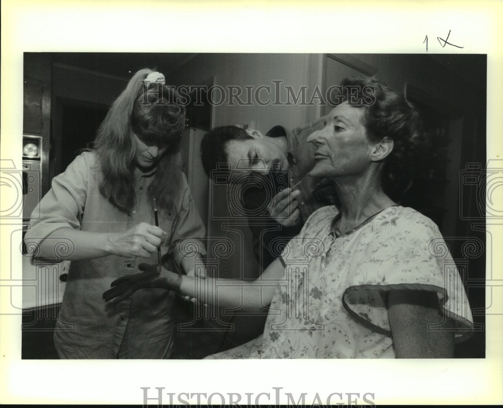 1993 Press Photo Morgan &amp; Fink apply make-up to Heir; Witch in Wizard of Oz - Historic Images