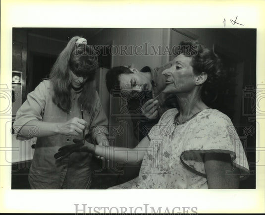 1993 Press Photo Morgan & Fink apply make-up to Heir; Witch in Wizard of Oz - Historic Images
