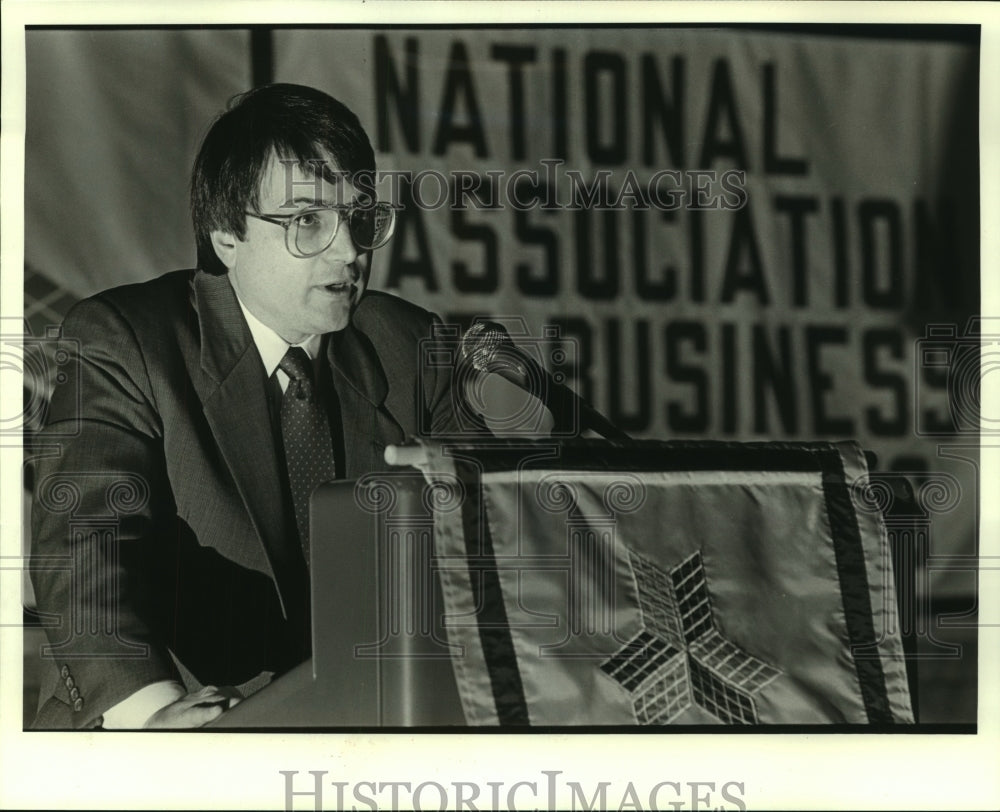 1987 Press Photo Richard Fink, economists, speaks at National Assoc. of Business - Historic Images