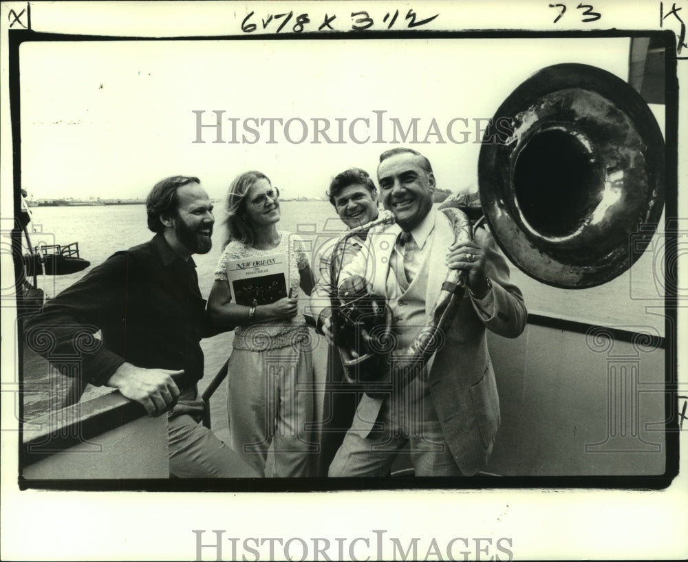 1989 Press Photo Lieutenant Governor James E. Fitzmorris Jr. ready to play. - Historic Images