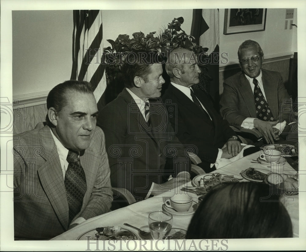 1974 Press Photo Mayor Moon Landrieu entertains the Swiss Ambassador. - Historic Images