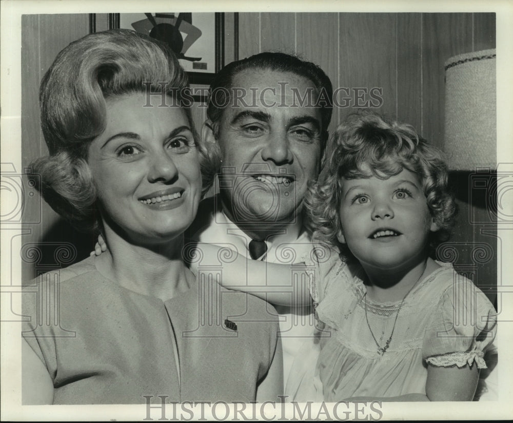 1965 Press Photo Parents with their young daughter - nob07139 - Historic Images