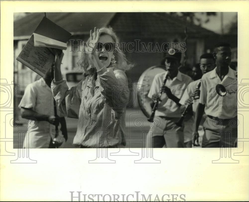 1990 Press Photo Lesslee Fitzmorris gives directions to St. Aug band members - Historic Images