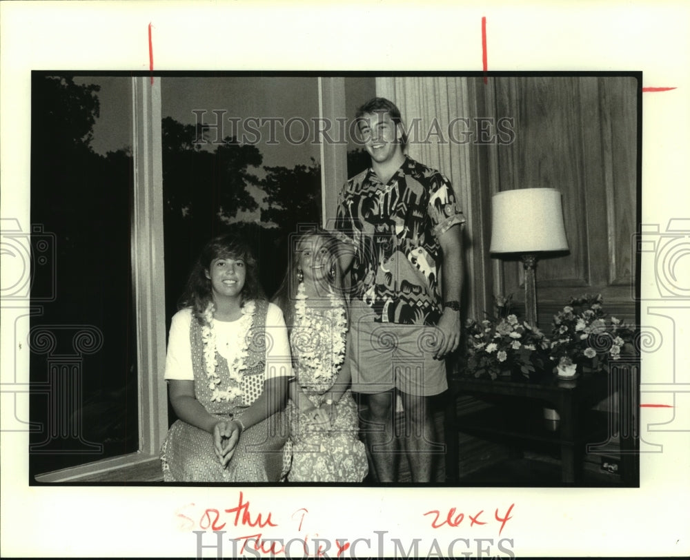 1989 Press Photo Jennifer Heck, Alexandra Ferguson and Richard Tomkins at party. - Historic Images