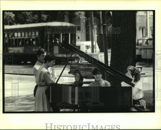 1989 Press Photo Mary Kay Ellerbee plays piano & others listen on St. Charles - Historic Images