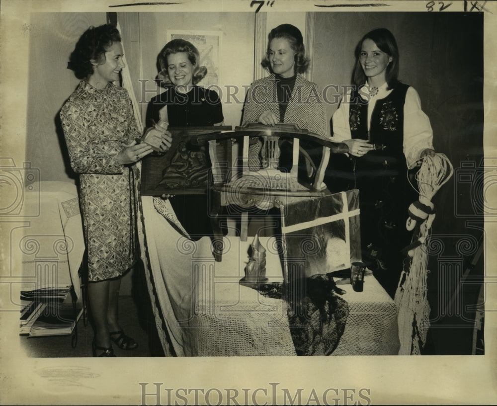 1972 Mrs. Ellers &amp; others of Audubon Zoo&#39;s Primate Center Fund. - Historic Images