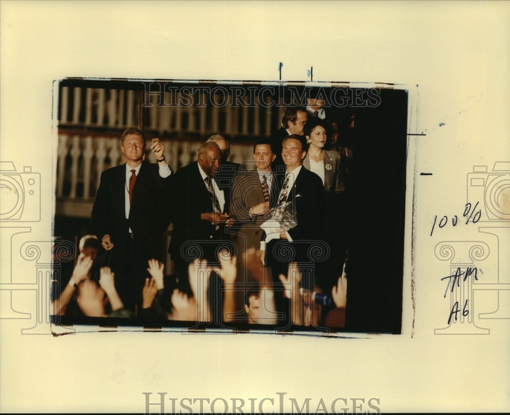 1993 Press Photo President Clinton with supporters &amp; waves to audience. - Historic Images