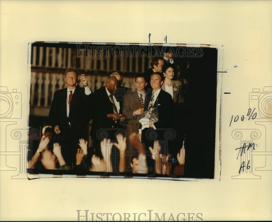 1993 Press Photo President Clinton with supporters & waves to audience. - Historic Images