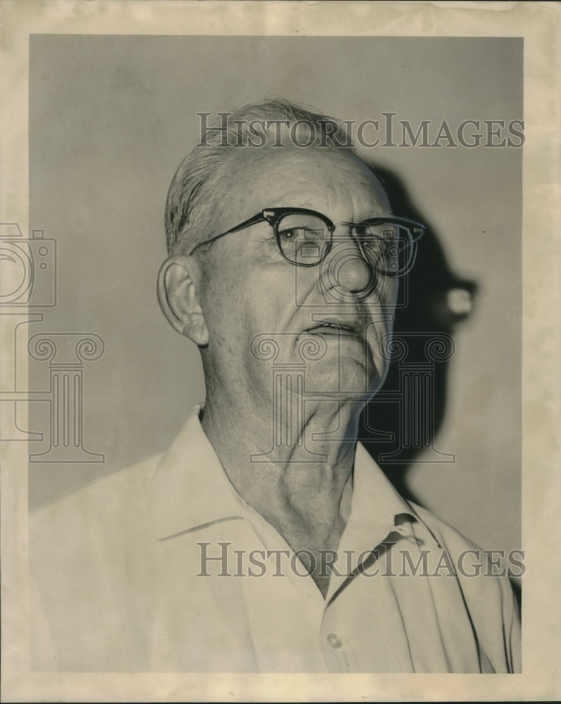 1965 Press Photo Edward Exsterstein retires after 50 years in newspaper business - Historic Images