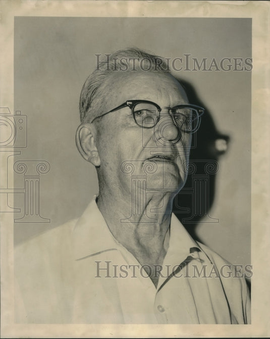 1965 Press Photo Edward Exsterstein retires after 50 years in newspaper business - Historic Images