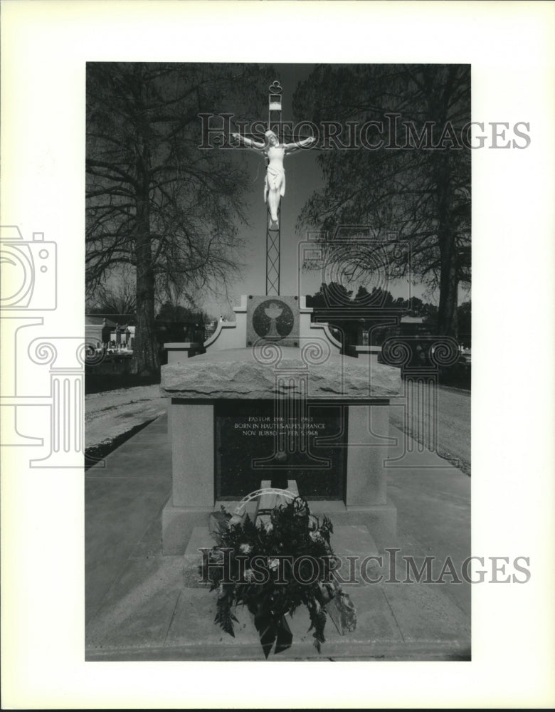 1992 Press Photo Grave of Monsignor Jean M. Eyaud, St. Peter Church in Reserve - Historic Images