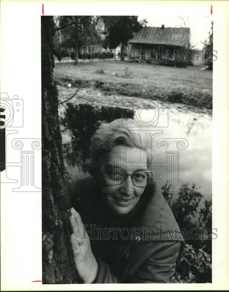 1990 Press Photo Patsy Evans shown at St. Bernard Village area - Historic Images