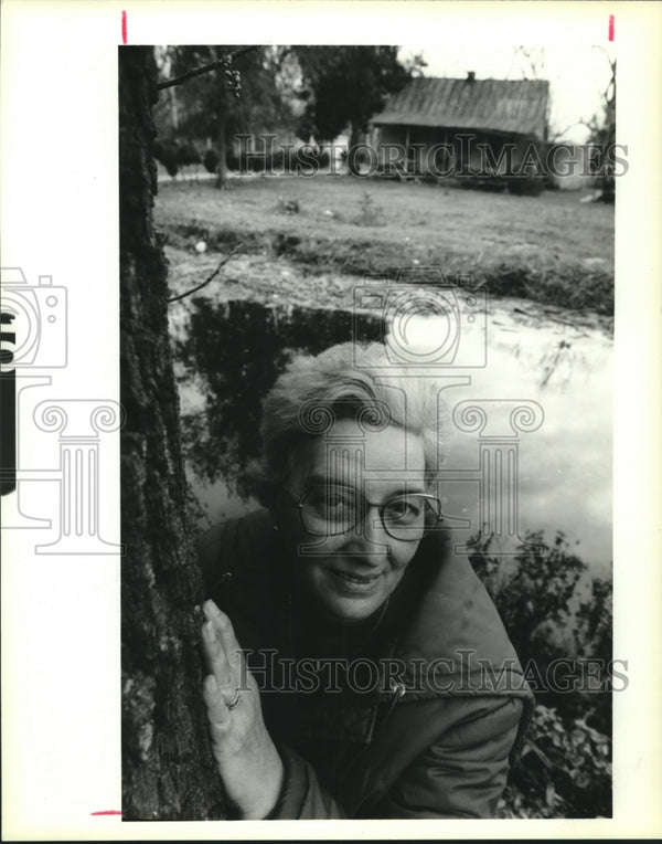 1990 Press Photo Patsy Evans shown at St. Bernard Village area ...