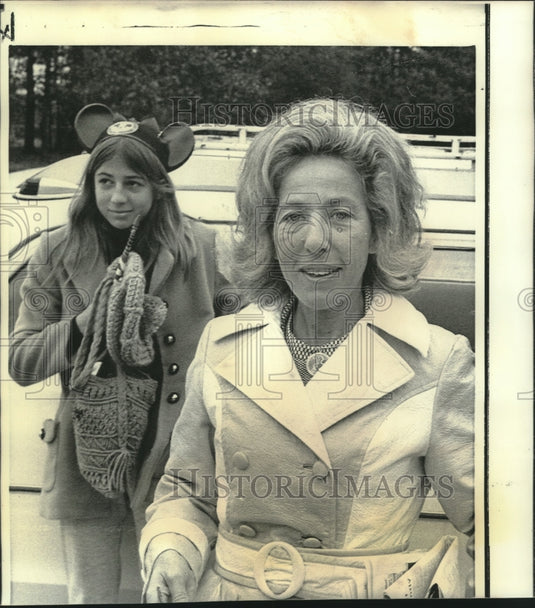 1972 Press Photo Jan Evans & daughter returning to Texas after Apollo 17 launch. - Historic Images