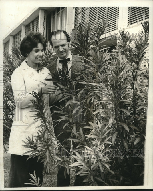 1975 Press Photo Ruby Evans & Dr. Thomas examine poisonous Oleander plants. - Historic Images