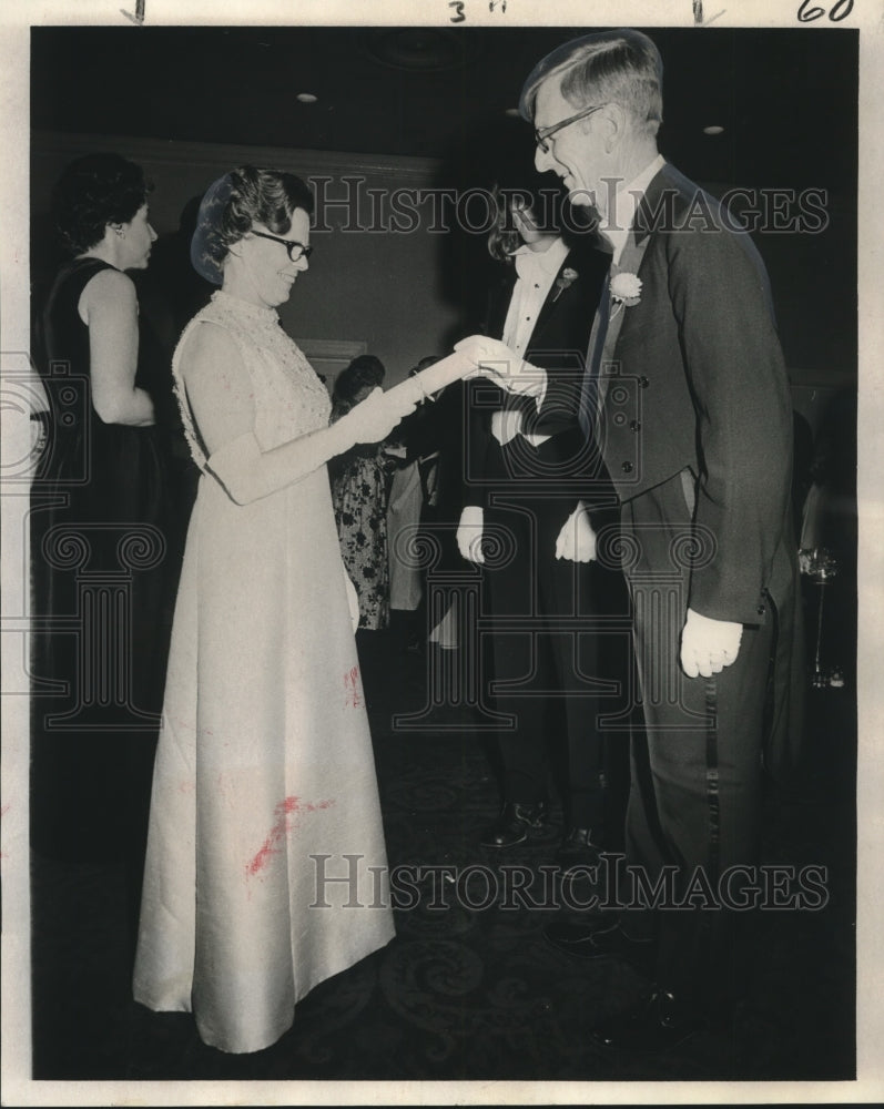 1973 Press Photo Henry Eustis &amp; Mrs. Frederic Swigart-Pendennis Ball Scroll - Historic Images