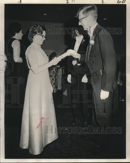 1973 Press Photo Henry Eustis & Mrs. Frederic Swigart-Pendennis Ball Scroll - Historic Images