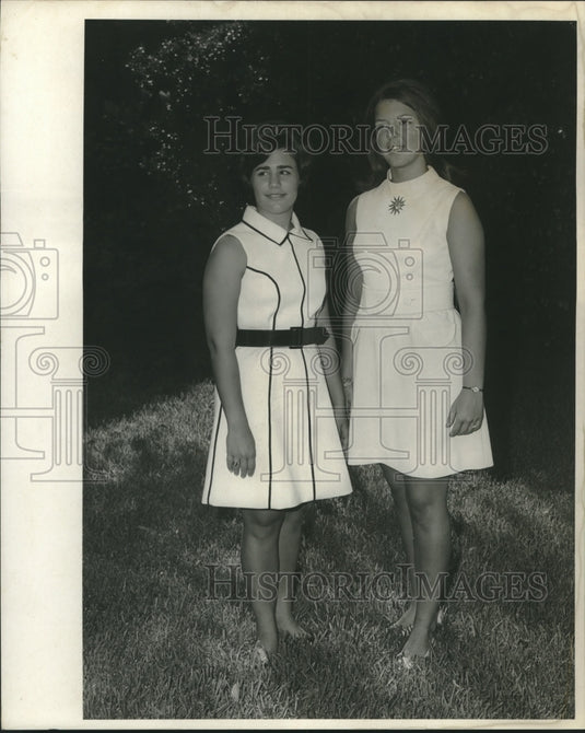 1969 Press Photo Kate Eustis and Jean M'ilhenny - nob07348 - Historic Images