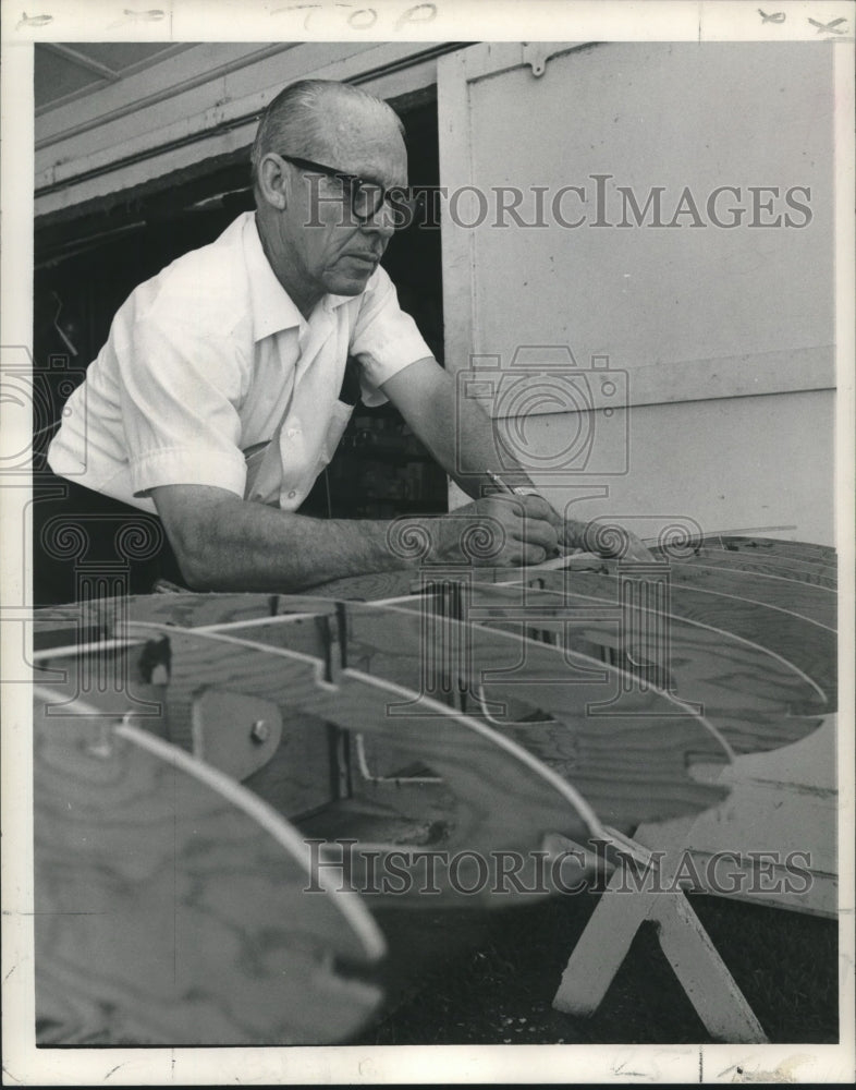 1969 Press Photo By Christmas 1967, Sims was fitting spacers in ribs of the wing - Historic Images