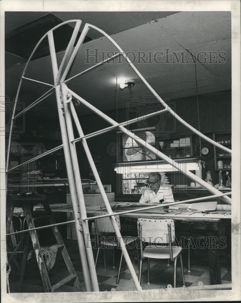 1969 Press Photo Sims works on plane's unfinished tail structure in his garage-Historic Images