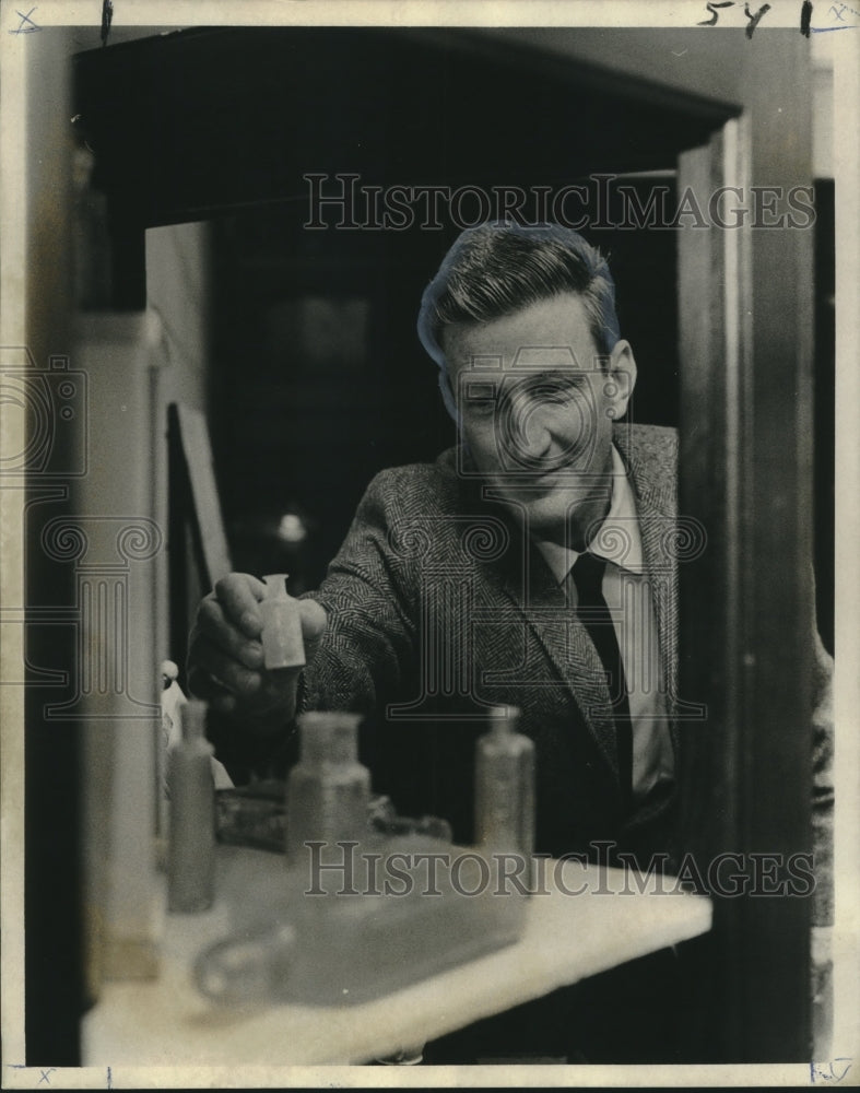 1972 Press Photo Lawrence Eustin looks over bottles at Bottle Show and Sale. - Historic Images