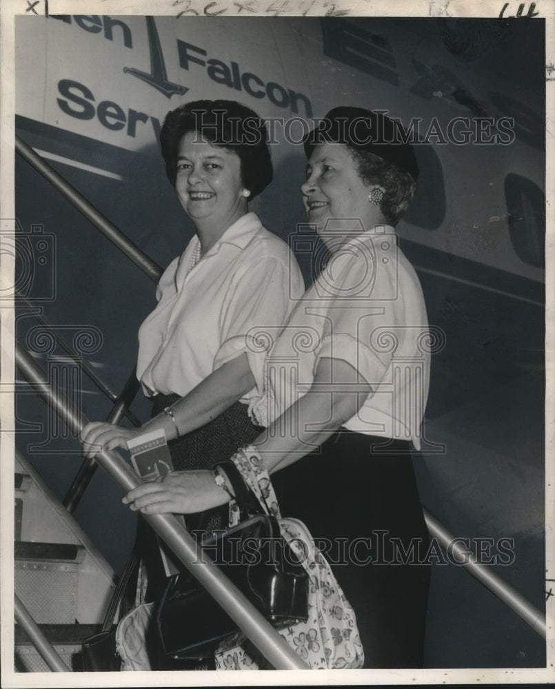 1961 Betty Eustis & mother Mrs. Sprague Eustis at Moisant Airport - Historic Images