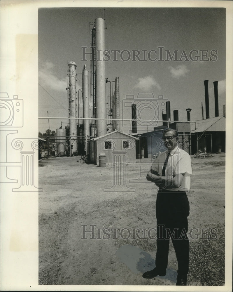 1967 Press Photo Walter McBurney outside the Evangeline Refinery at Jennings - Historic Images