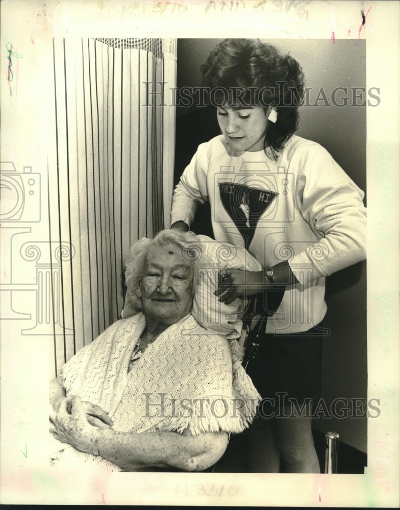 1987 Press Photo Helen Drell with youth volunteer of the year Kim Evans - Historic Images