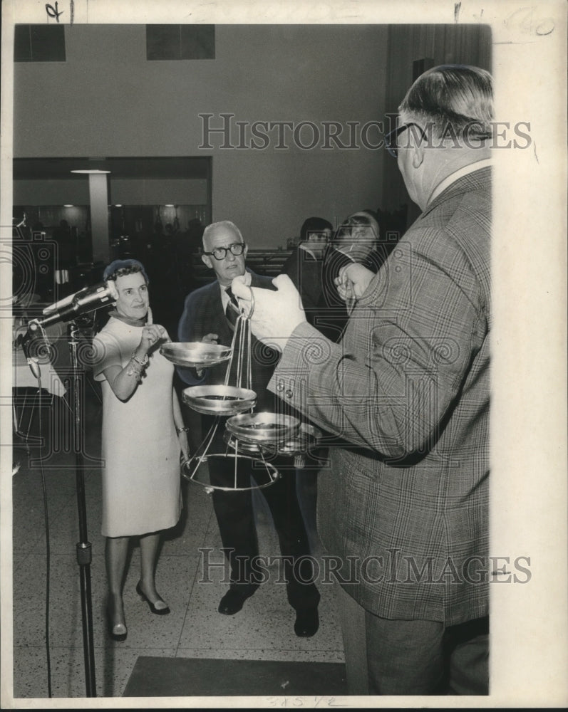 1971 Press Photo Mrs. Evans, Nolan Kammer &amp; John Klees during auction - Historic Images