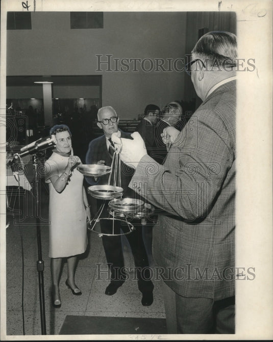 1971 Press Photo Mrs. Evans, Nolan Kammer & John Klees during auction - Historic Images