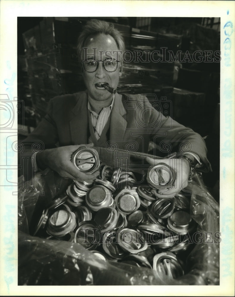 1993 Press Photo Con-Tech International president Robbie Evans shows flanges - Historic Images