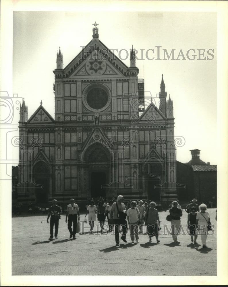 1992 Press Photo General view of crowd outside a church in Florence, Italy - Historic Images