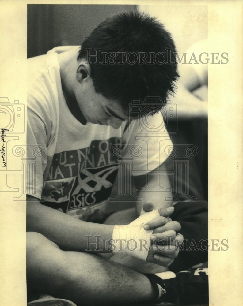 1992 Press Photo Wrestling - Keith Fabre&#39; prays with his teammates at Rummel - Historic Images