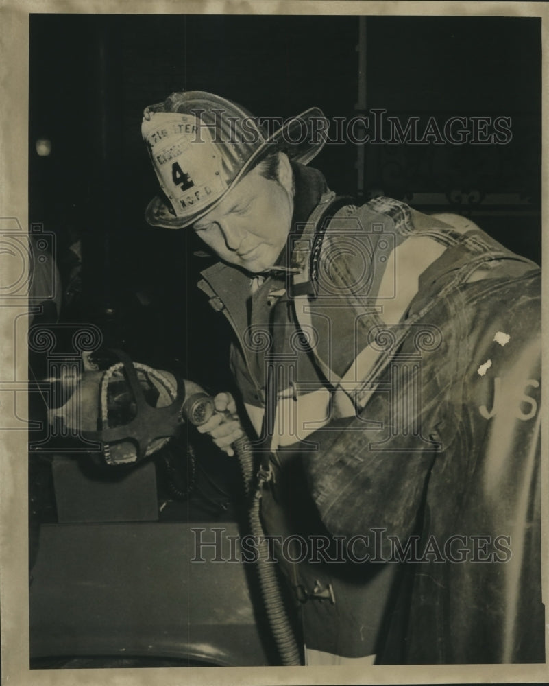 Press Photo New Orleans Firefighter holding his mask - nob07519 - Historic Images