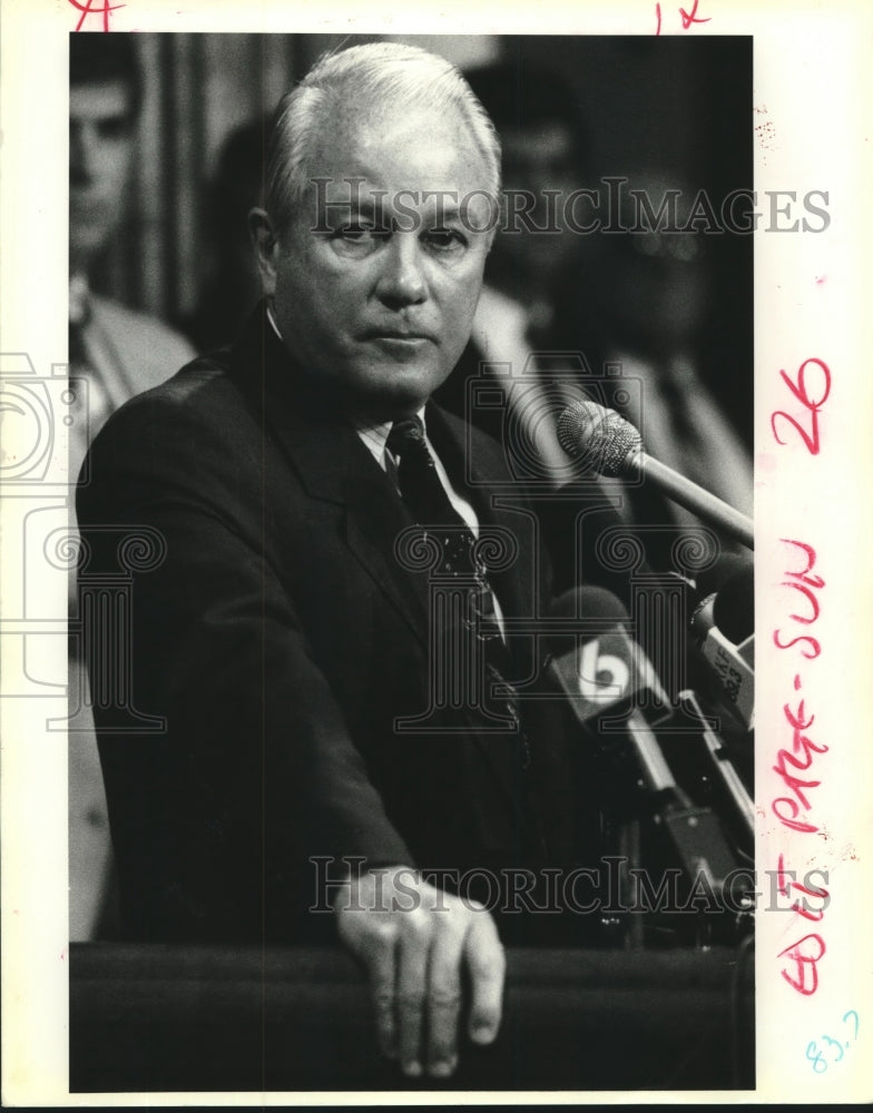 1992 Press Photo Governor Edwards standing in front of microphones - Historic Images