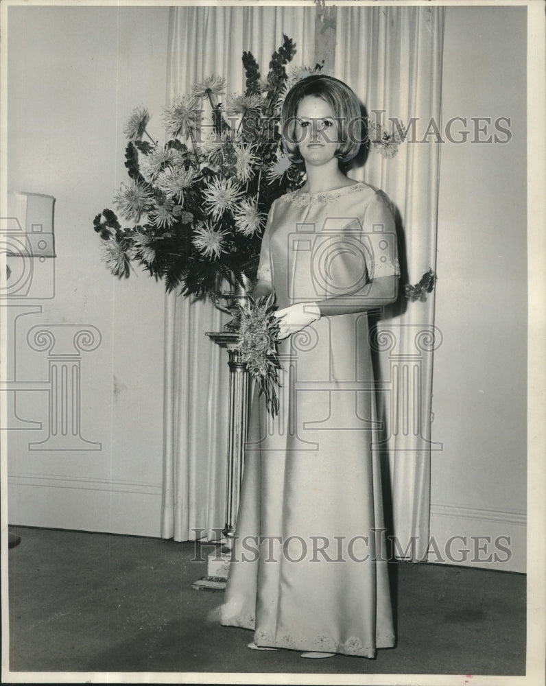 1966 Press Photo Mary Laura Ferry makes her debut at home of Mr. &amp; Mrs. McIntyre - Historic Images