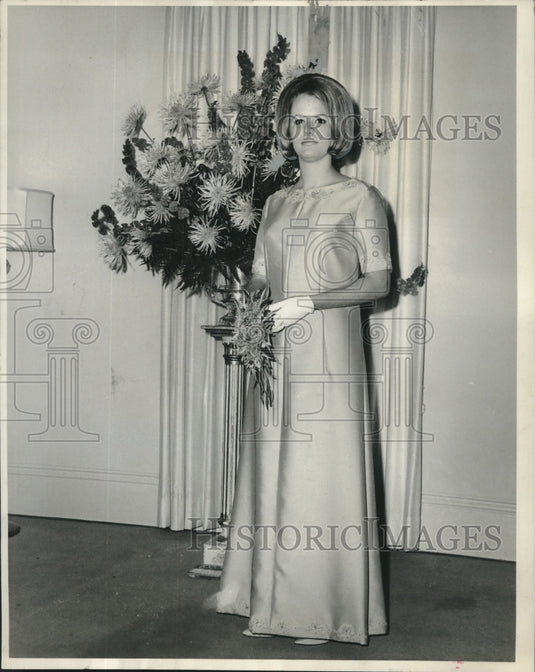 1966 Press Photo Mary Laura Ferry makes her debut at home of Mr. & Mrs. McIntyre - Historic Images