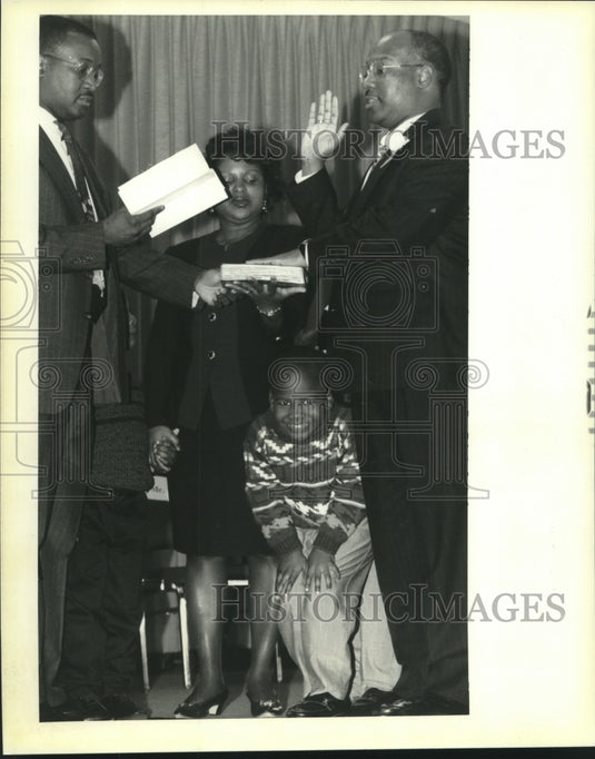 1995 Press Photo Cedric Floyd installed Jefferson Parish School Board district 6 - Historic Images