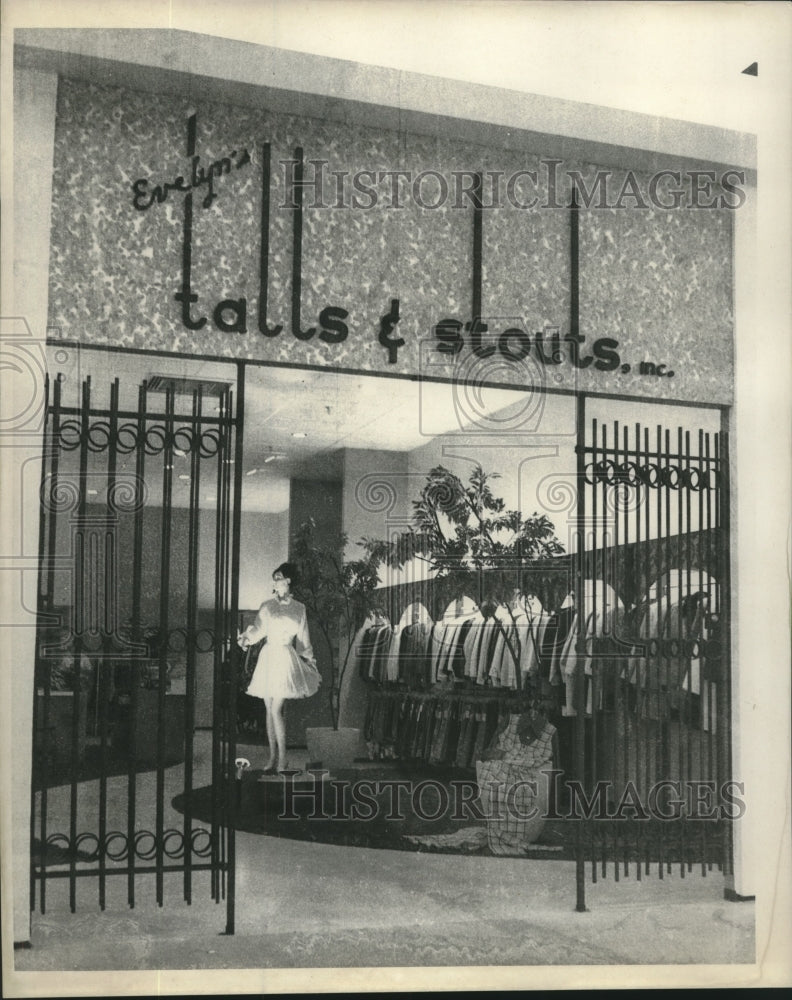 1969 Press Photo Evelyn&#39;s Talls &amp; Stours, Inc. a specialty store in the mall. - Historic Images