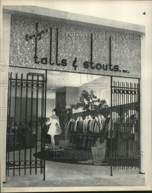 1969 Press Photo Evelyn's Talls & Stours, Inc. a specialty store in the mall. - Historic Images