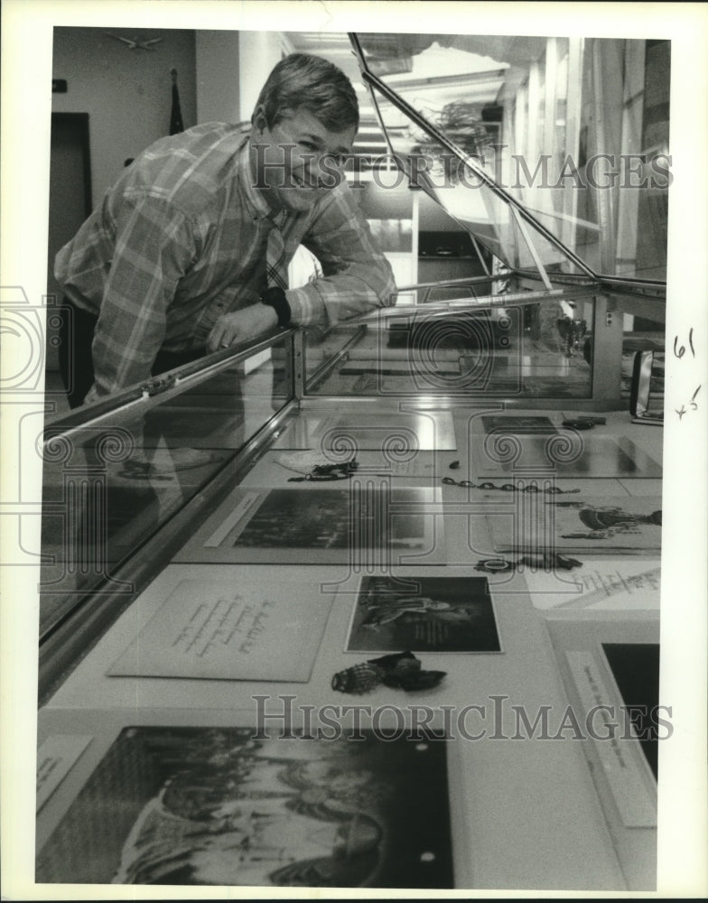 Press Photo Wayne M. Everard, Archivist at the New Orleans public Library. - Historic Images
