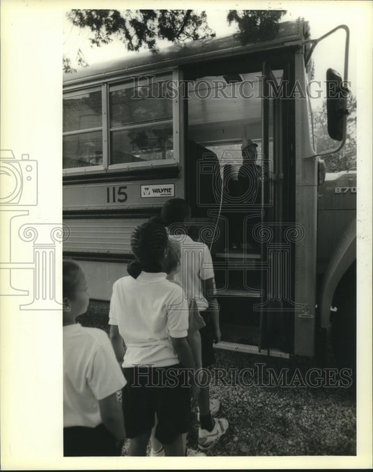 1990 Press Photo Bill Graham picks up Folsom Elementary students at days end - Historic Images
