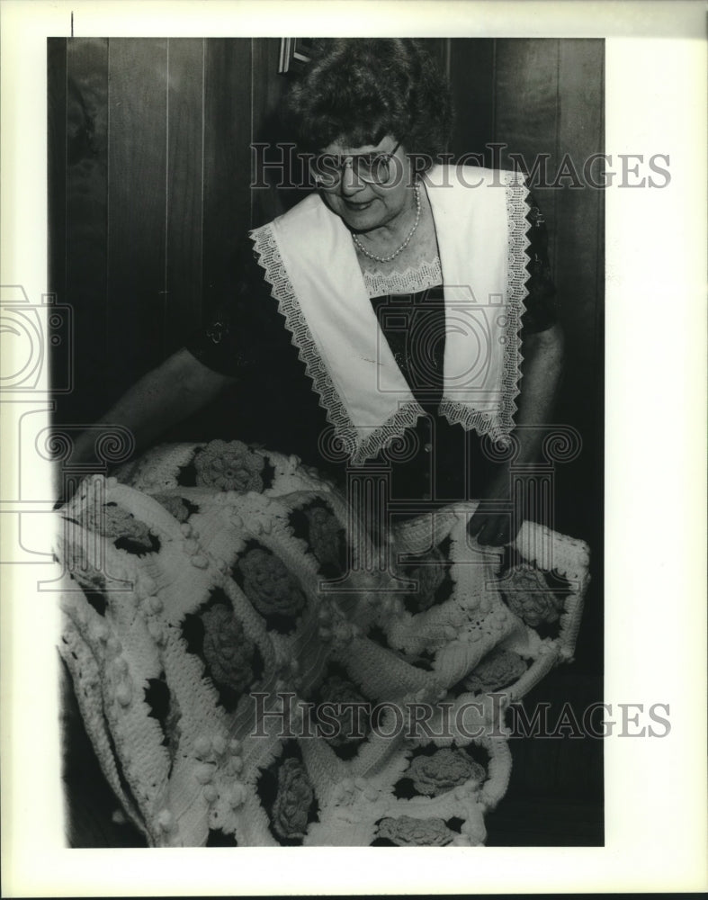 1991 Press Photo Florence Folse displays afghan for fund raiser raffle - Historic Images